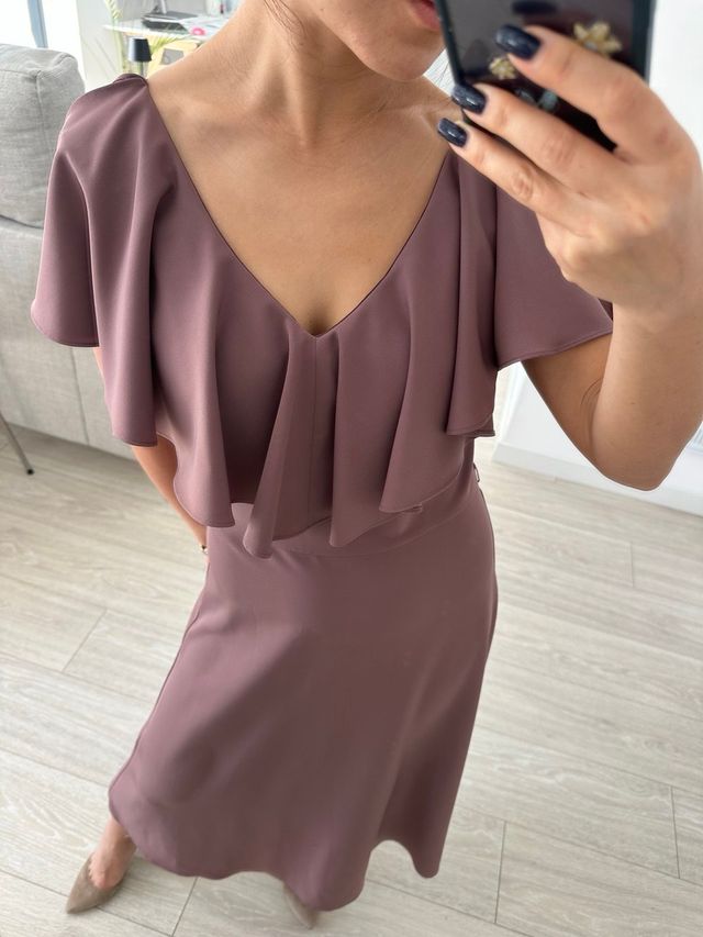 Elegante vestido rosa palo con volantes