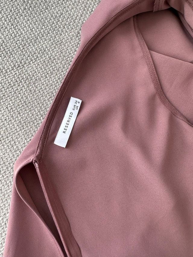 Elegante vestido rosa palo con volantes