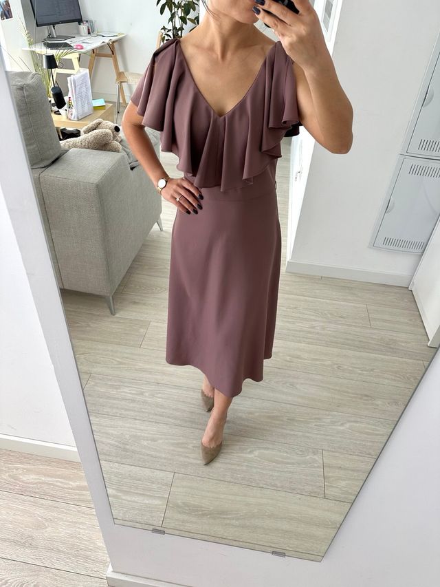 Elegante vestido rosa palo con volantes