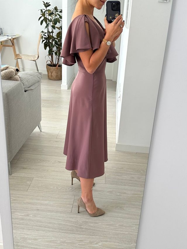 Elegante vestido rosa palo con volantes