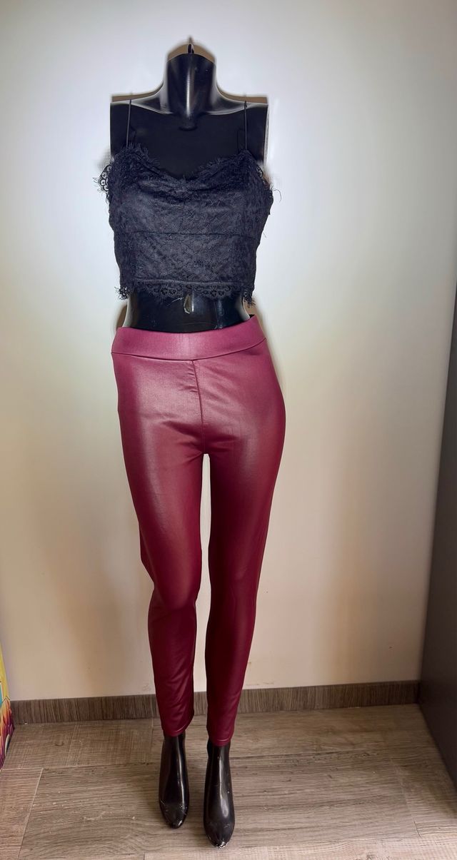 Pantalón vinilo color vino, calentito.