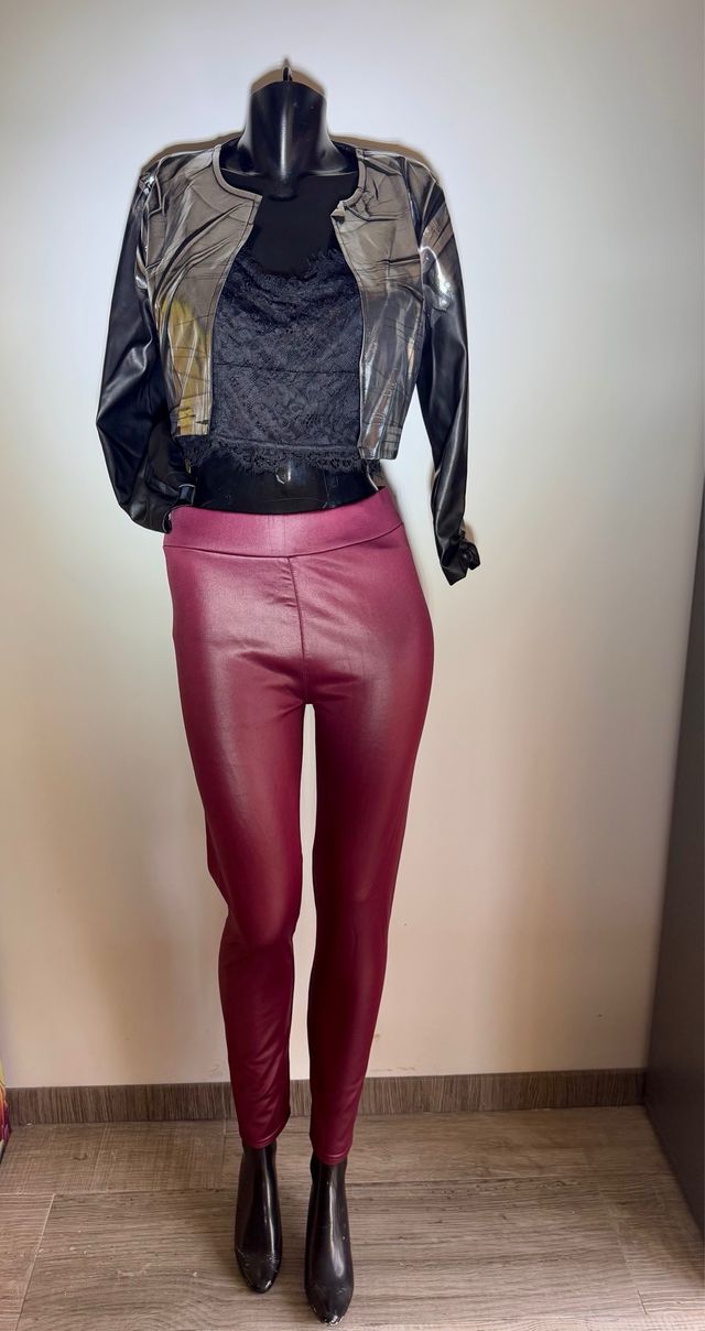 Pantalón vinilo color vino, calentito.