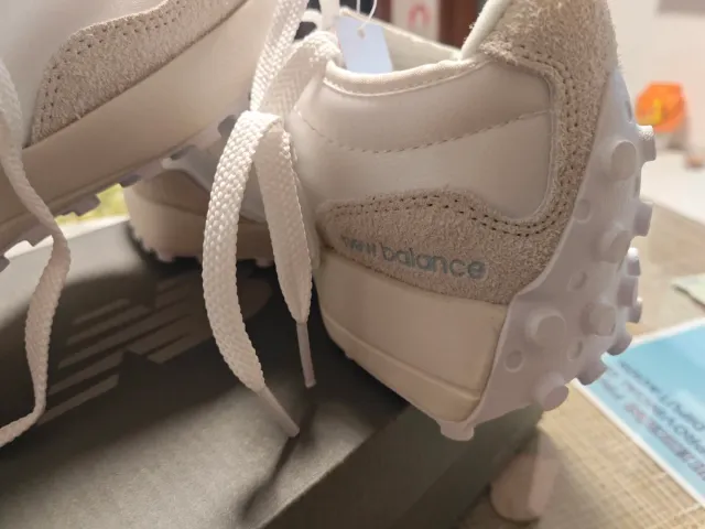 Zapatillas New Balance Beige y Blancas