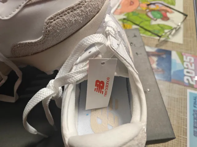 Zapatillas New Balance Beige y Blancas