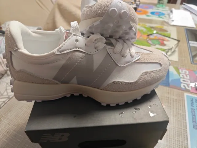 Zapatillas New Balance Beige y Blancas