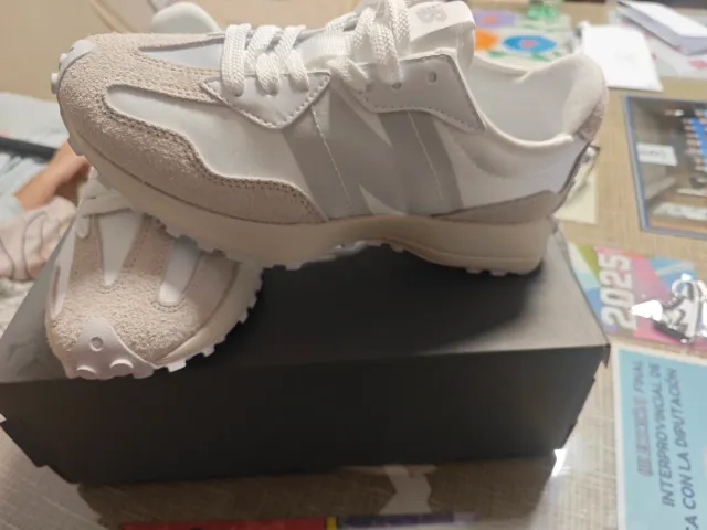 Zapatillas New Balance Beige y Blancas