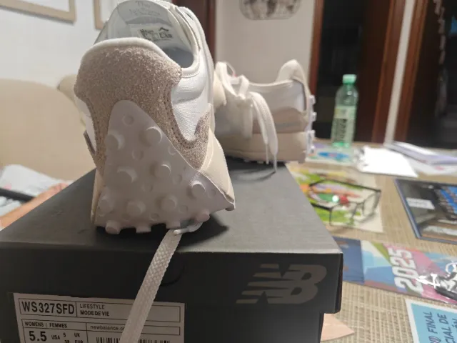 Zapatillas New Balance Beige y Blancas