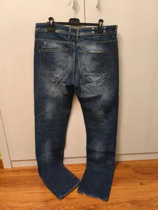 Pantalón vaquero hombre desgastado