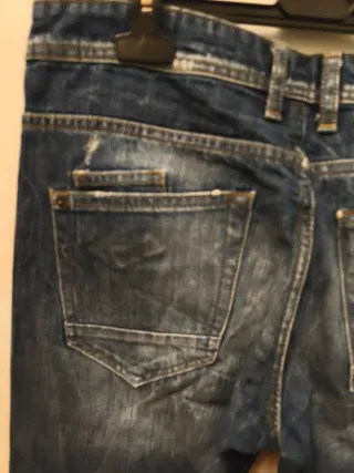 Pantalón vaquero hombre desgastado