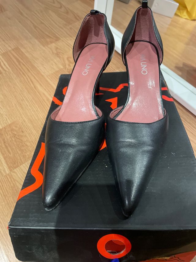 Zapatos Via Uno tacón medio punta negros