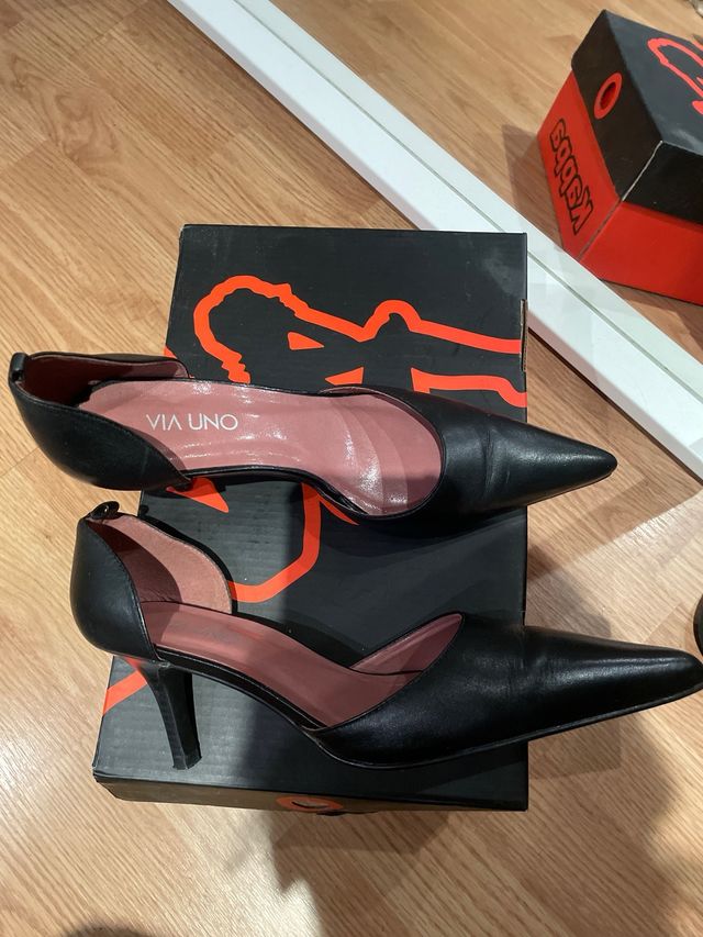 Zapatos Via Uno tacón medio punta negros
