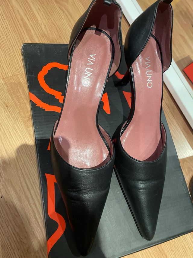 Zapatos Via Uno tacón medio punta negros