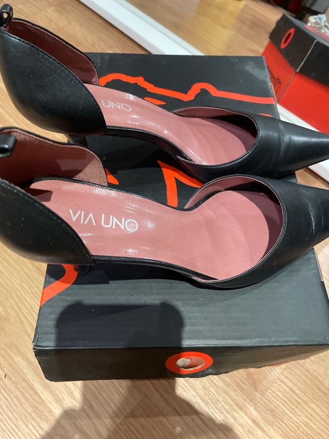 Zapatos Via Uno tacón medio punta negros
