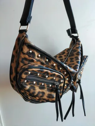 Borsa a spalla punk leopardata