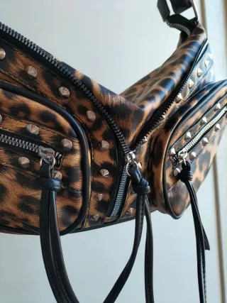 Borsa a spalla punk leopardata