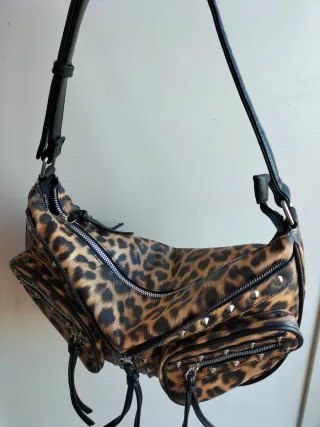 Borsa a spalla punk leopardata