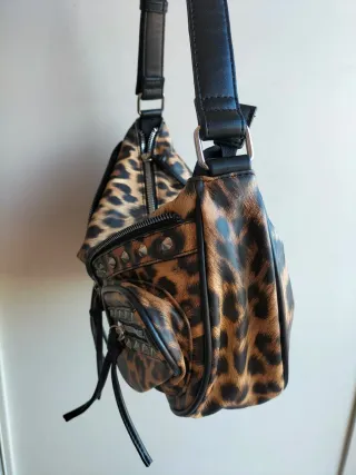 Borsa a spalla punk leopardata