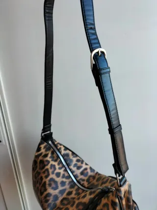 Borsa a spalla punk leopardata