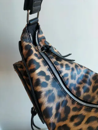 Borsa a spalla punk leopardata