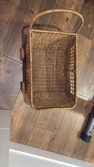 Carrito de mimbre con ruedas (arras, decoración).