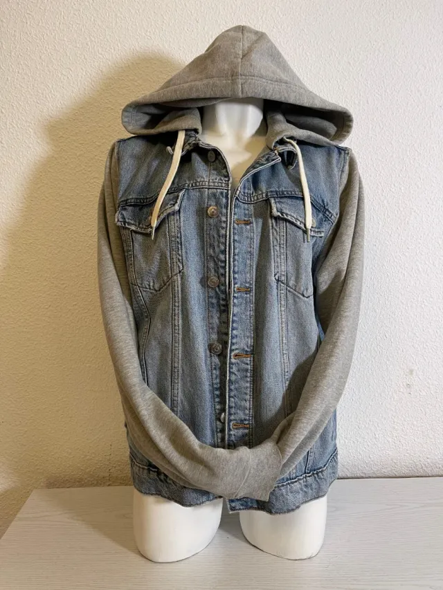 Cazadora vaquera con capucha gris