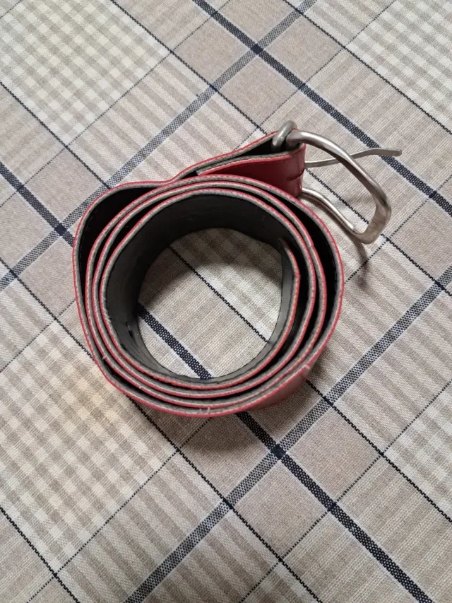 Cinturón rojo hebilla metálica 96cm