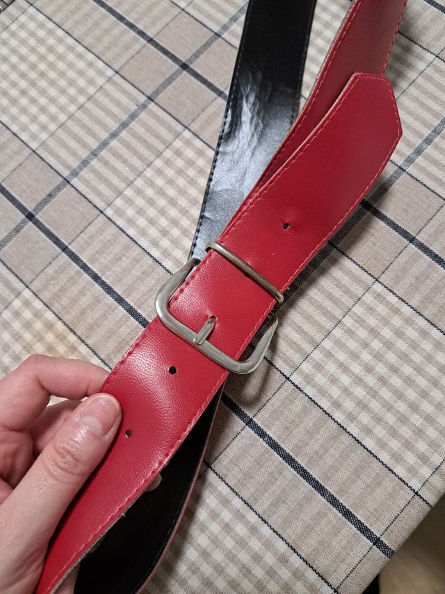Cinturón rojo hebilla metálica 96cm