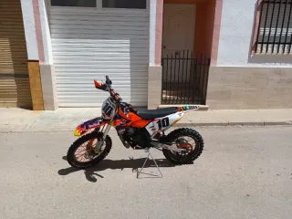 Moto KTM Red Bull casi nueva
