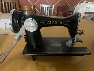Máquina de coser Alfa antigua