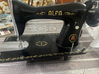 Máquina de coser Alfa antigua