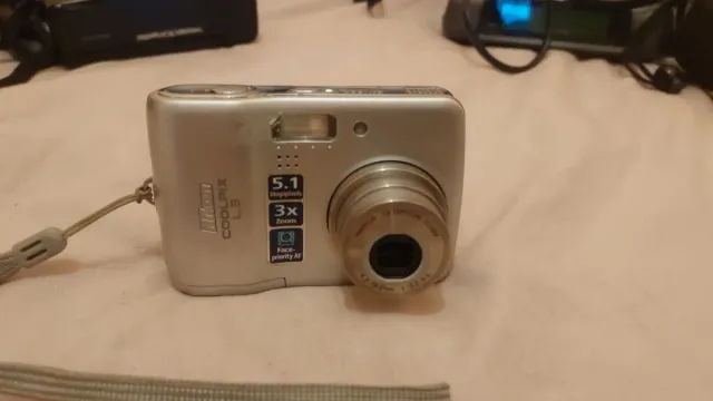 Cámara Olympus con funda camara cannon