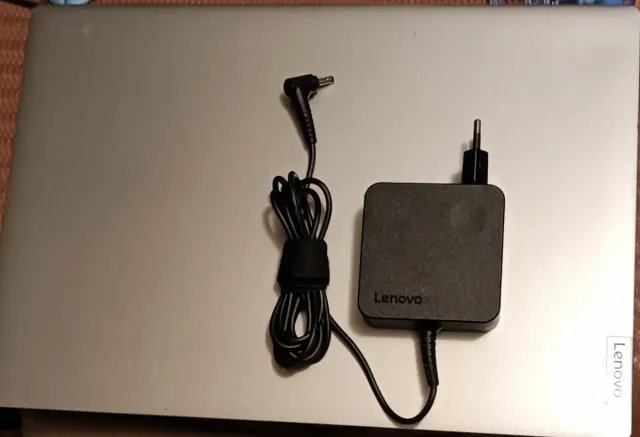 Portátil Lenovo IdeaPad Slim 3 15IILO5  +Maletín