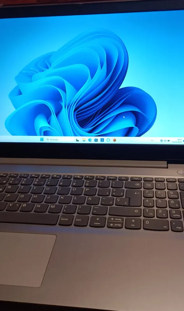 Portátil Lenovo IdeaPad Slim 3 15IILO5  +Maletín