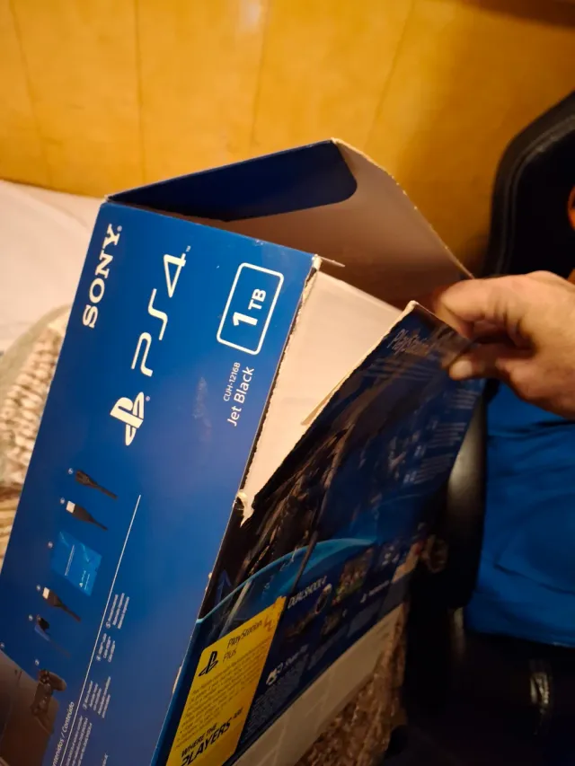 Caja PS4 Ultimate Player 1TB Jet Black