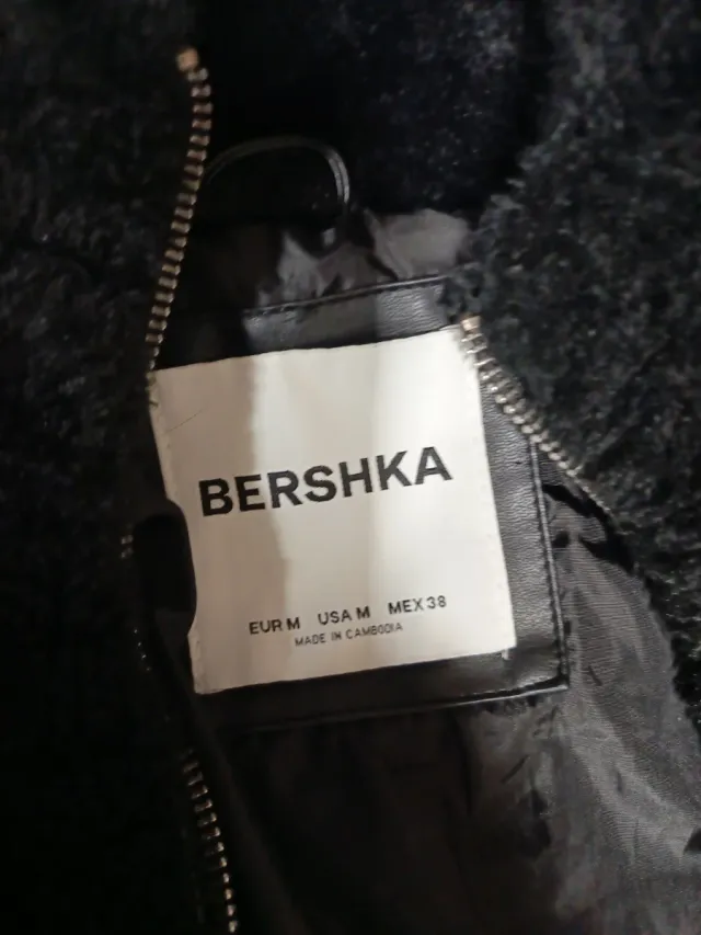 Abrigo de pelo negro muy suave con capucha