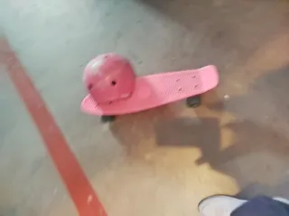 Patín infantil rosa con casco