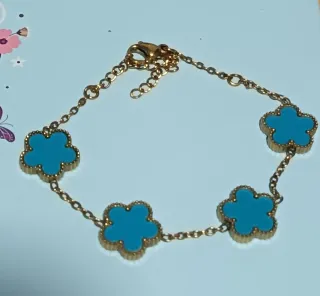Pulsera dorada con tréboles turquesa