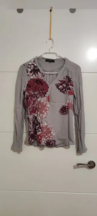 Blusa gris con estampado floral