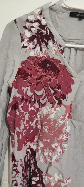 Blusa gris con estampado floral