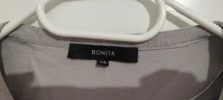 Blusa gris con estampado floral