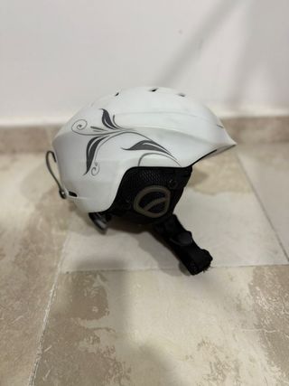 Casco de esquí blanco con diseño