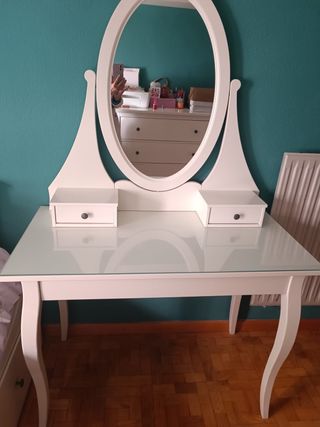 Tocador blanco con espejo y cajones