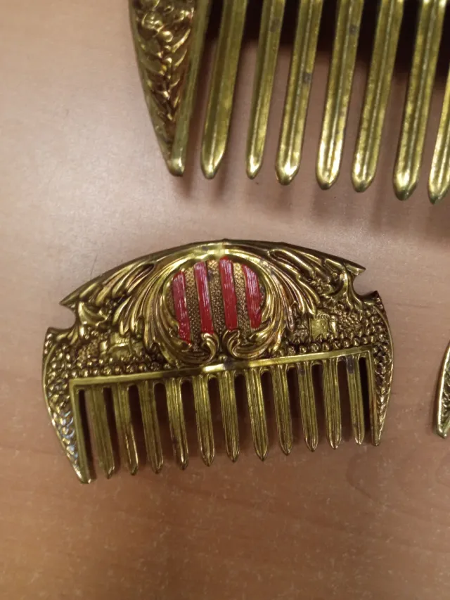 Antiguas peinetas falleras doradas con relieve