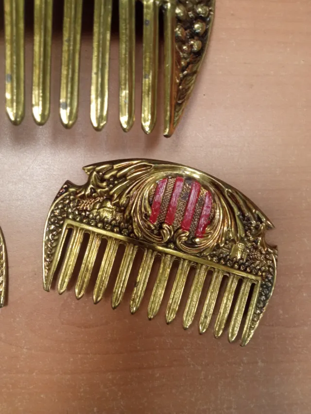 Antiguas peinetas falleras doradas con relieve