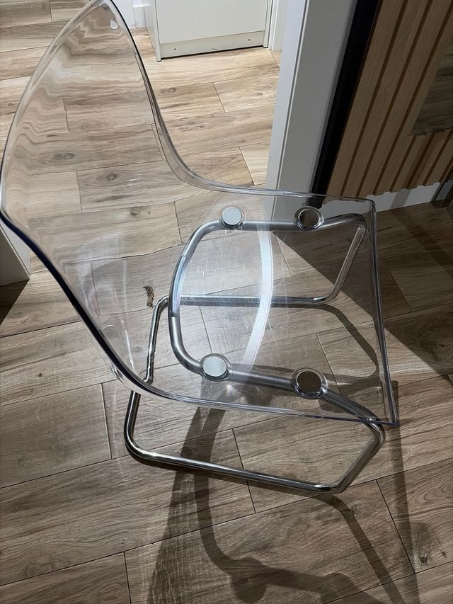 Mesa cristal extensible y 2 sillas transparentes.