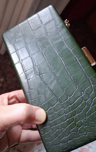 Bolso de fiesta verde oscuro y dorado