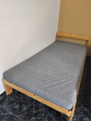 Cama individual de madera con colchón