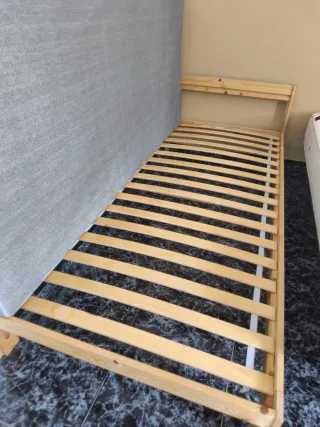 Cama individual de madera con colchón