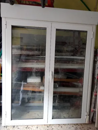 Ventana de aluminio blanca