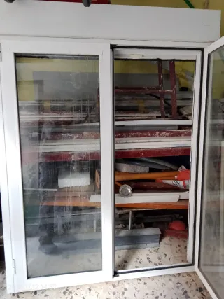 Ventana de aluminio blanca